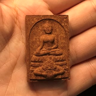 拉祜座的洗云佛，背面为那空斯贪玛腊大佛塔及十二生肖、泽度金天神