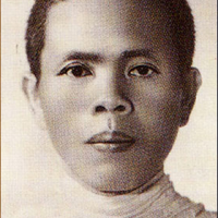 龙婆坤 扑头和尚，与龙婆培（Luang Phor Pae）、龙婆本并称泰国近代三大圣僧，且被美誉为“活财神”