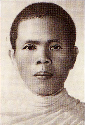 龙婆坤 扑头和尚，与龙婆培（Luang Phor Pae）、龙婆本并称泰国近代三大圣僧，且被美誉为“活财神”