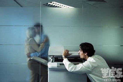 水瓶男看女生眼神闪躲,水瓶男和喜欢的人聊天