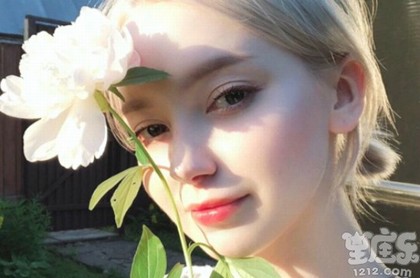 晚上十点多右耳发烫代表什么预兆,女人右耳朵热的预兆10点