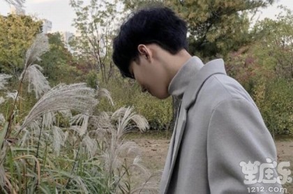 水瓶座女生伤心,水瓶座难过的时候会做什么