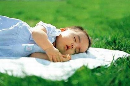 女人晚上左耳发烫是什么预兆,女人左右耳朵热测吉凶