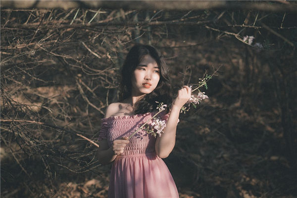 天生寡妇命的属蛇女