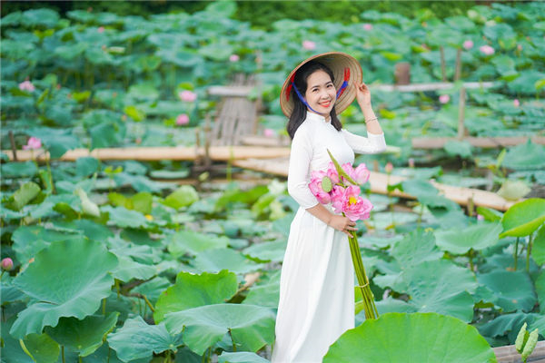 73年属牛女戴什么首饰好