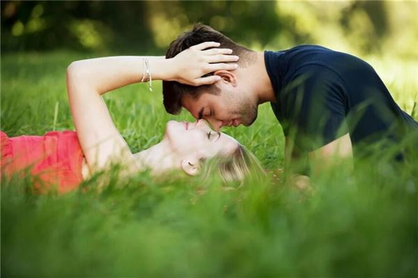 93年属鸡男最佳婚配虎 93年属鸡男晚婚适合什么属相