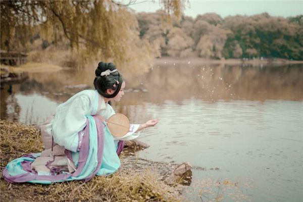 属鸡女几月生是富婆命 93年属鸡哪年有添丁命