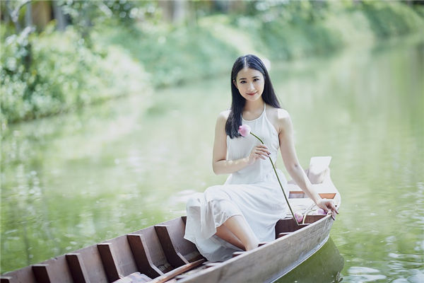 属蛇女农历6月出生好吗