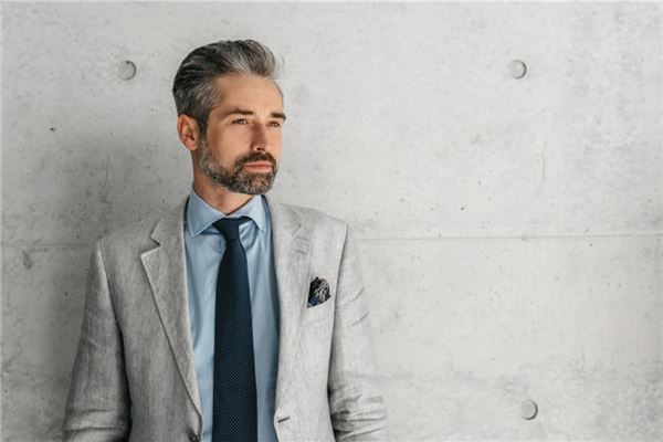 蛇秋季出生的男人故作深沉吗