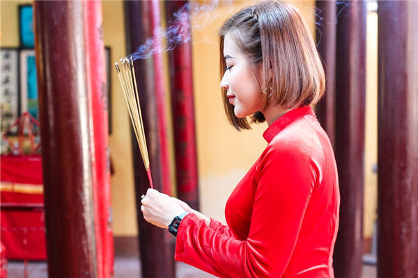属龙终身最吉利的颜色，属龙一生最旺颜色