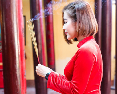 属龙终身最吉利的颜色，属龙一生最旺颜色